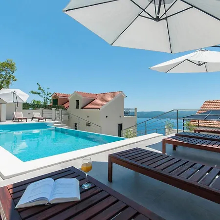 Vista Mit Privatem Pool